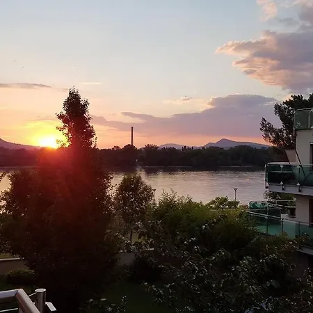Danube Dream Superb View & Garage Apartment